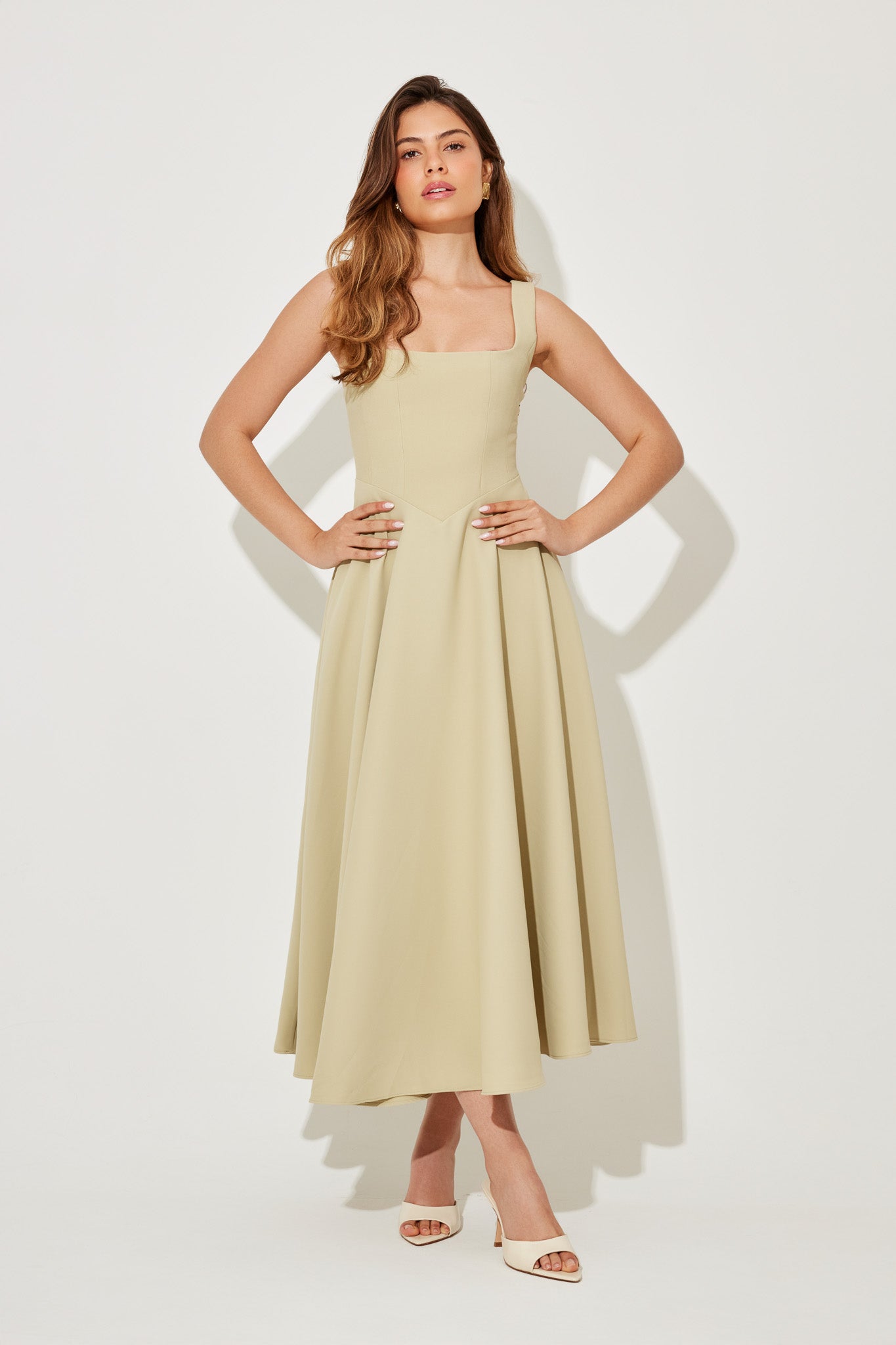 Emra – Timeless Flowy Midi Dress